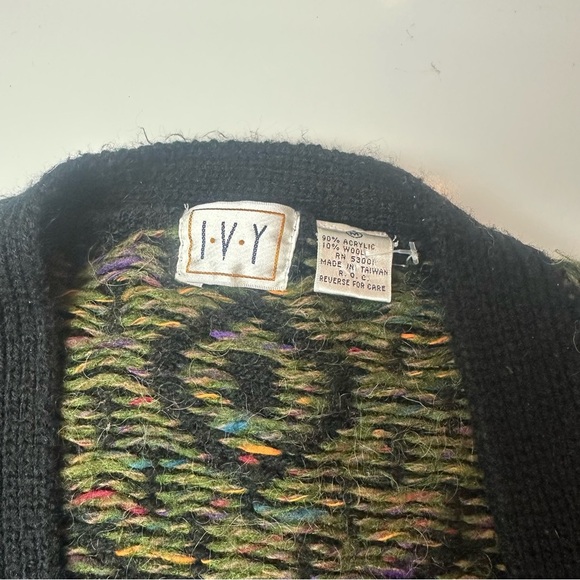 Vintage 90’sIVY Green Cardigan Sweater with V-neck and Geometric Pattern - Picture 5 of 6